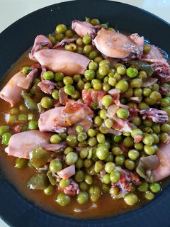 Una foto de Calamares con guisantes