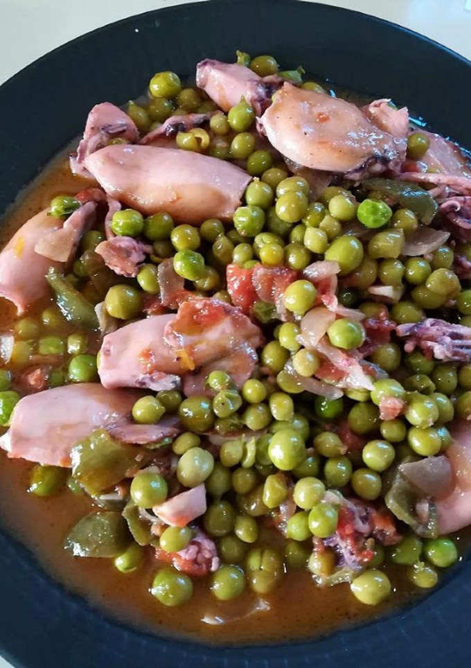 Una foto de Calamares con guisantes