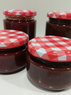 Una foto de Mermelada de fresas y de fresas con chocolate