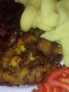 Sült pulykacomb tojásos töltelékkel és tört burgonyával recept fotója