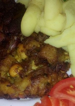 Sült pulykacomb tojásos töltelékkel és tört burgonyával recept fotója