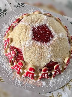 Una foto de Tarta balón con galletas navideñas y frosting de turrón ⚽️