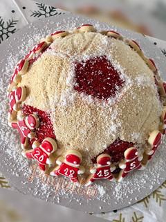 Una foto de Tarta balón con galletas navideñas y frosting de turrón ⚽️