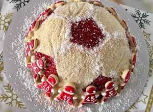 Foto principal de Tarta balón con galletas navideñas y frosting de turrón ⚽️