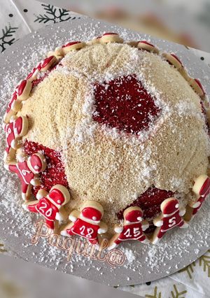 Una foto de Tarta balón con galletas navideñas y frosting de turrón ⚽️