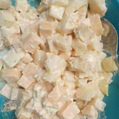 Una foto de Ensalada ananá, queso tybo y palmitos