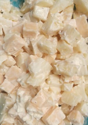Una foto de Ensalada ananá, queso tybo y palmitos
