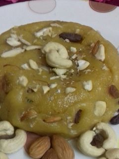 मूंग दाल हलवा (Moong dal halwa recipe in hindi) रेसिपी मुख्य फोटो