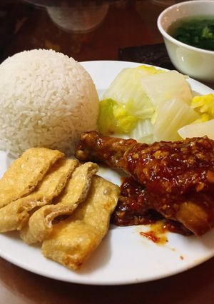 Hình của món Cơm tấm đùi gà sốt chua ngọt.