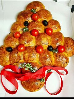 Una foto de Árbol de Navidad relleno de bacon y queso sin lactosa 🎄🎄
