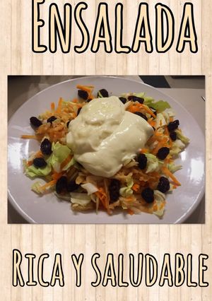 Una foto de Ensalada de repollo zanahoria manzana y pasas de uva