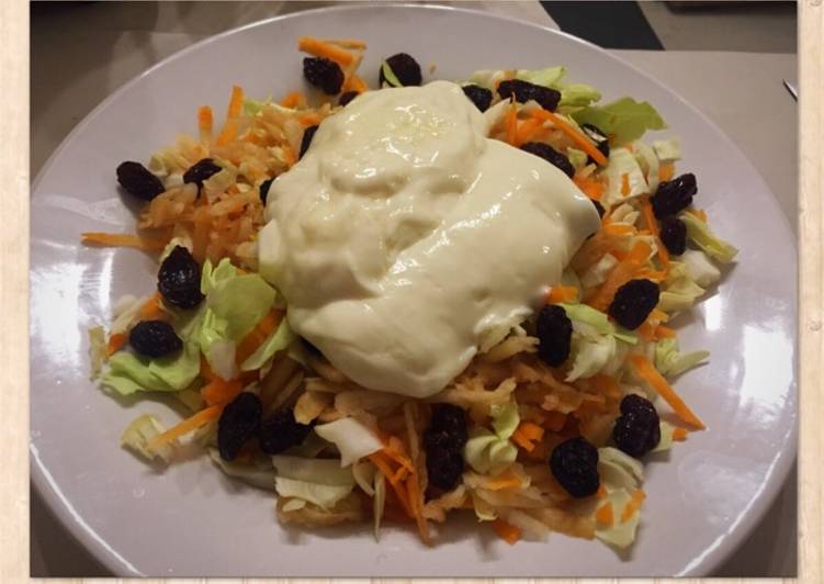 Ensalada de repollo zanahoria manzana y pasas de uva