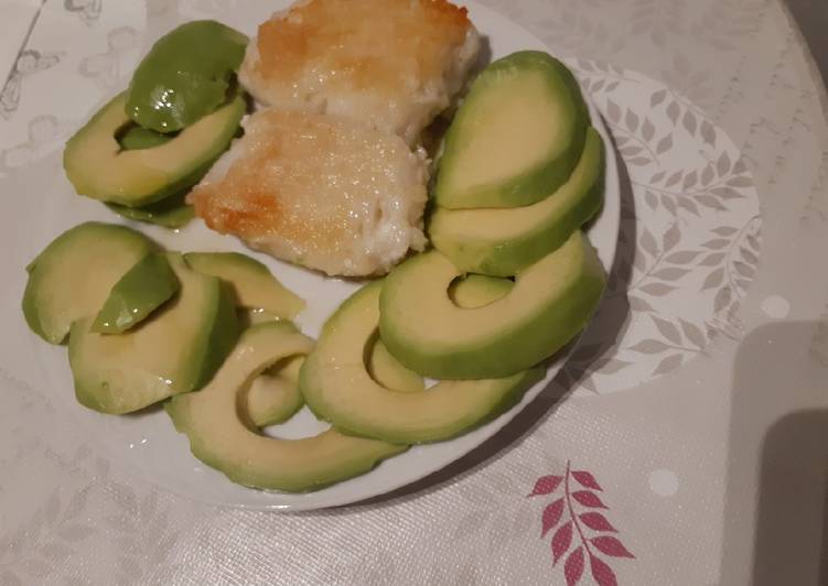 Bacalao a la plancha con aguacate (sanísima cena)