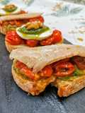 Bruschettas variadas con cherrys confitados