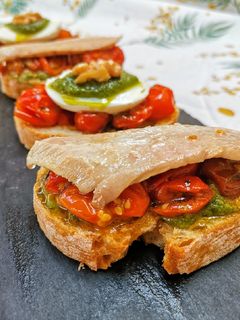 Una foto de Bruschettas variadas con cherrys confitados