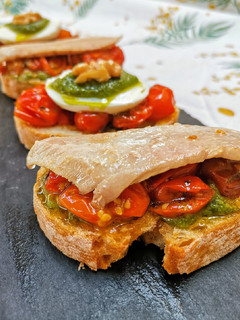 Una foto de Bruschettas variadas con cherrys confitados