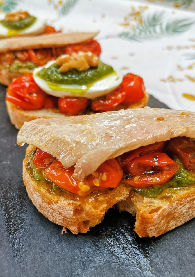 Una foto de Bruschettas variadas con cherrys confitados