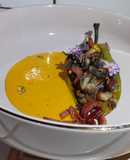 Chile de agua relleno de huitlacoche con espejo de crema de pimiento y gusanito de maguey