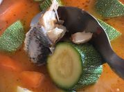 Una foto de caldo de pescado con verduras