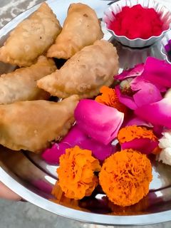 मावा गुजिया (mawa gujiya recipe in Hindi) रेसिपी मुख्य फोटो