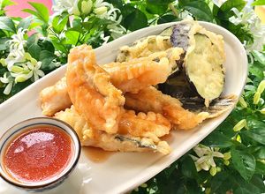 Hình của món Lườn cá hồi chiên giòn sốt chua ngọt.