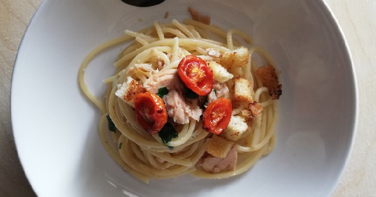 spaghetti con tonno in scatola e pomodorini