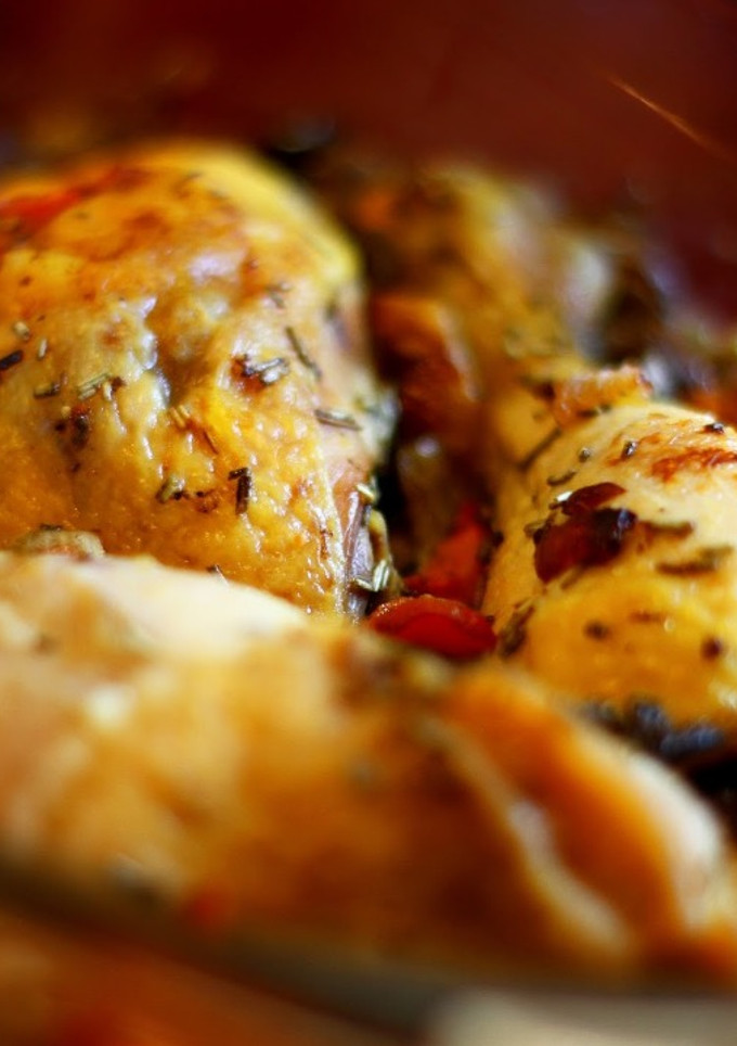 Una foto de Pollo al horno con champiñones, miel y limón