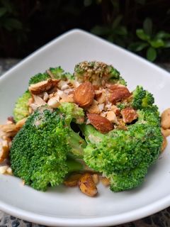 夏日清爽沙拉-堅果胡麻醬花椰菜 的食譜成品照片