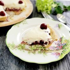 A picture of Berry Cream Pie 🥧.