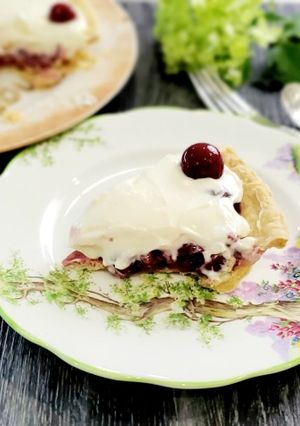 A picture of Berry Cream Pie 🥧.