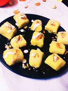फ्रूटी कोकोनट रोलस (frutti coconut rolls recipe in Hindi) रेसिपी मुख्य फोटो