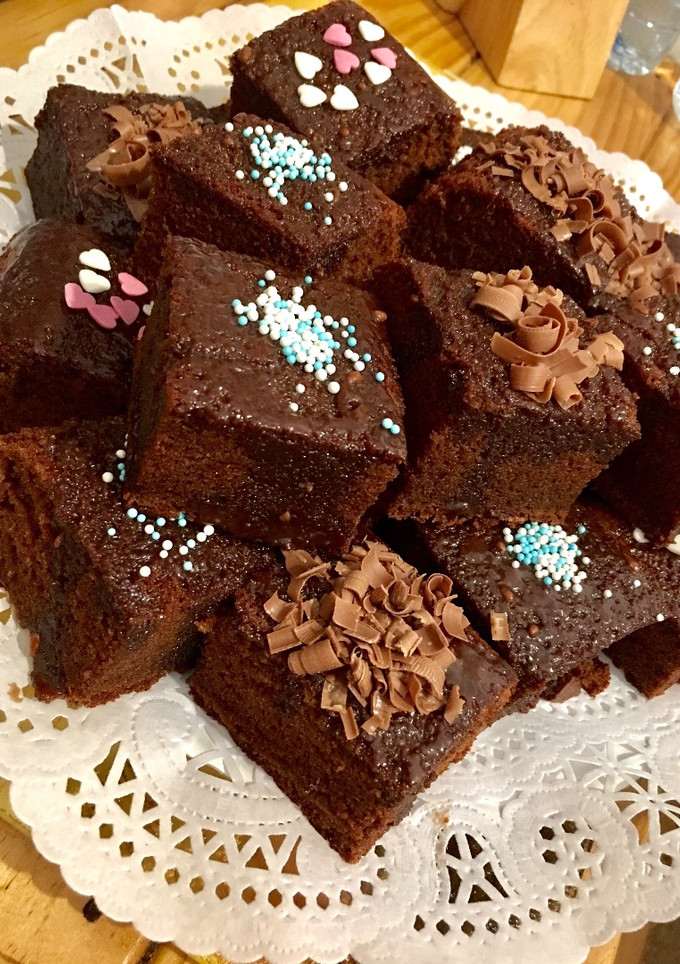 Una foto de Bizcocho de chocolate - esponjoso y húmedo