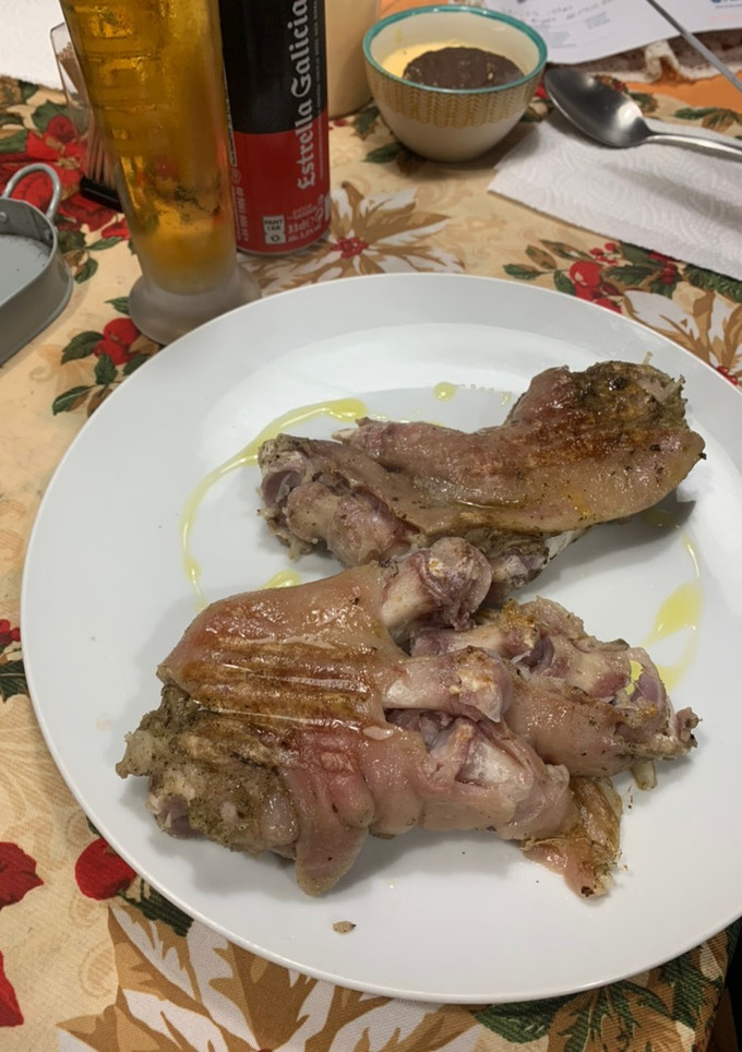 Una foto de Manitas de cerdo a la parrilla