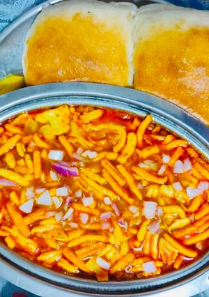 કોલ્હાપુરી ઉસળ(Spicy Kolhapuri usal in Gujarati) રેસીપી મુખ્ય ફોટો