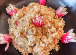 Une photo de Chou frisé/carottes/perles de couscous/pois chiches/sauce coco-cacahuète-sriracha (vegan)