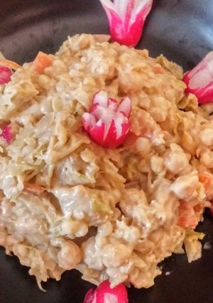 Une photo de Chou frisé/carottes/perles de couscous/pois chiches/sauce coco-cacahuète-sriracha (vegan)