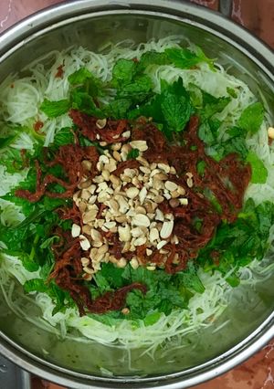 Hình của món Nộm đu đủ bò khô.