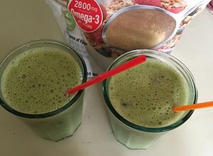 Una foto de Batido de banana-almendras-espinacas-leche sin lactosa (smoothie)