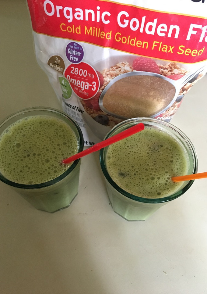 Una foto de Batido de banana-almendras-espinacas-leche sin lactosa (smoothie)