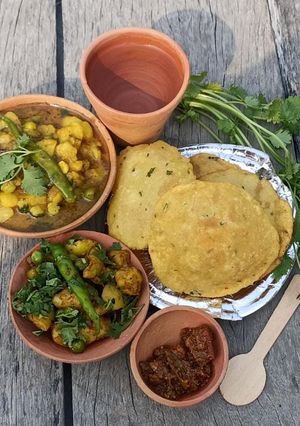 आलू मसाला पूरी(aloo masala poori recipe in hindi) रेसिपी मुख्य फोटो