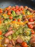 Riz sauté aux saucisses sur BBQ au charbon