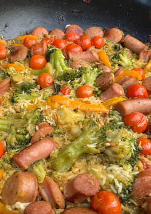 Une photo de Riz sauté aux saucisses sur BBQ au charbon