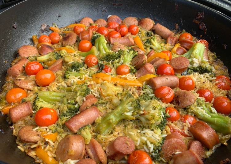 Riz sauté aux saucisses sur BBQ au charbon