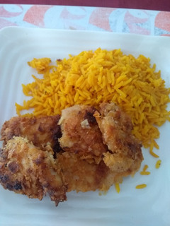 Una foto de Pollo crocante con tempura de cerveza y arroz