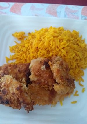 Una foto de Pollo crocante con tempura de cerveza y arroz