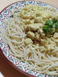 صورة لوصفة سباغيتي بصوص بيضاء مع الدجاج