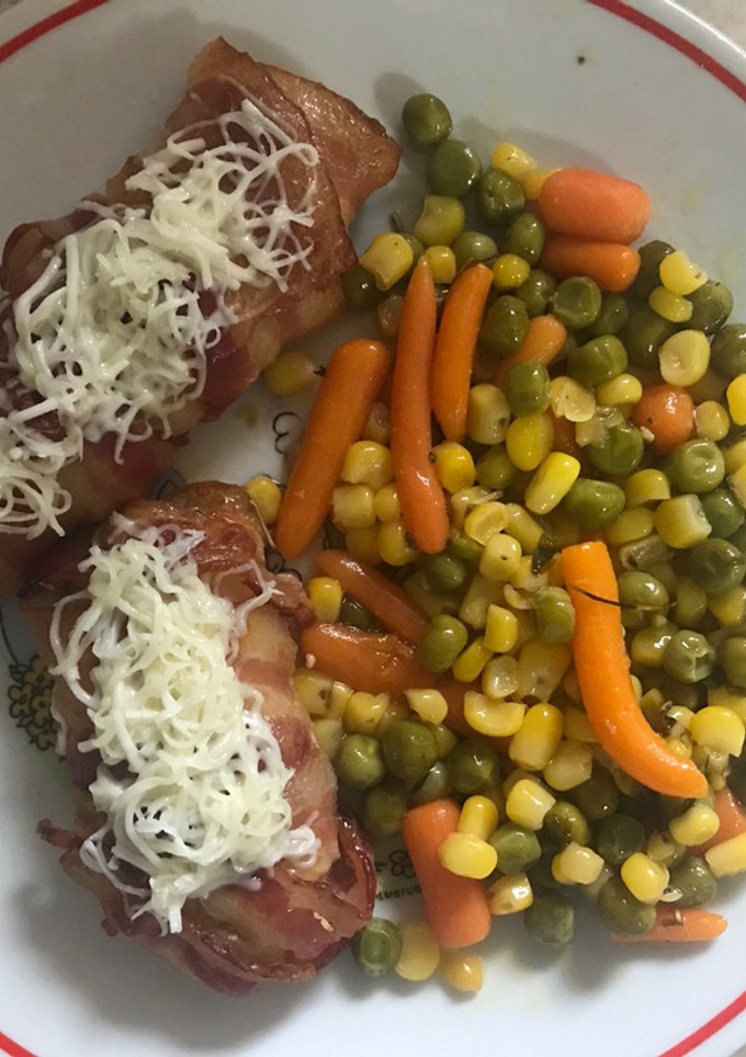Baconbe tekert mustáros csirkemell zöldségkörettel recept fotója
