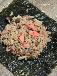 鮭魚飯糰 的食譜成品照片