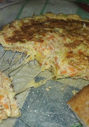 Una foto de Omelette con queso, puerros, zanahoria y cebolla