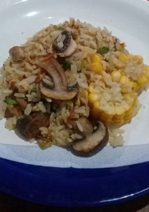 Una foto de Salteado de arroz con verduras y champiñones